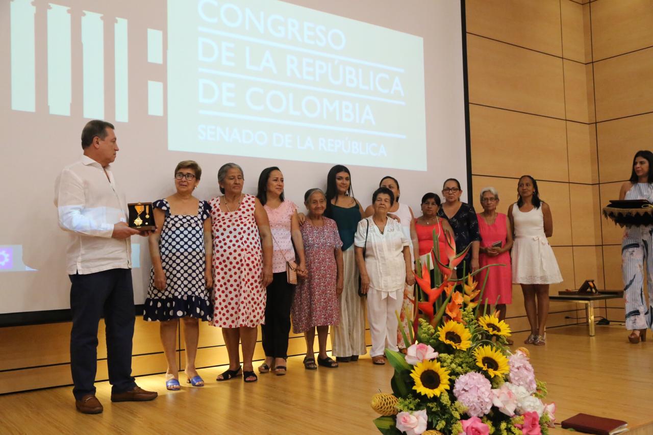 Condecoración en grado de Comendador a Artefique Asociación de productores artesanales de La Jagua.